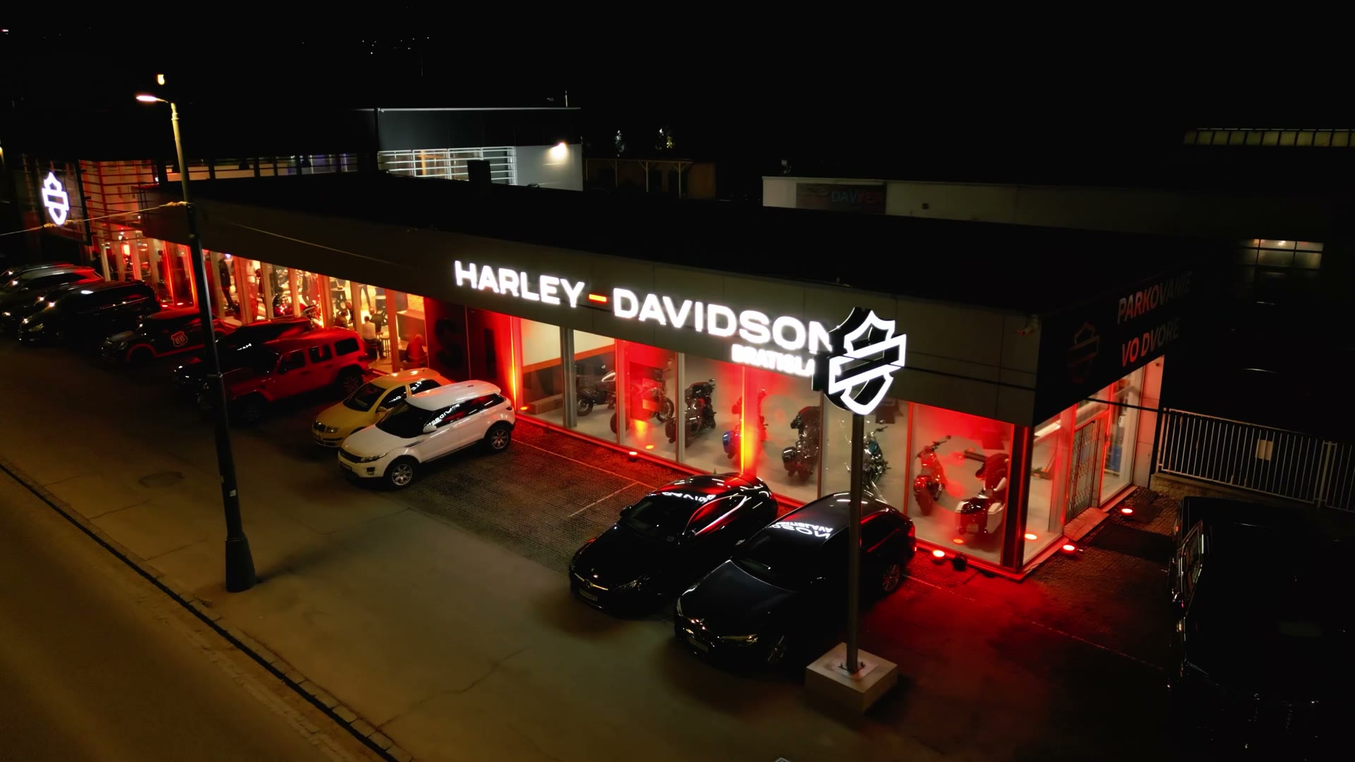 Harley-Davidson Bratislava – nočný dronový záber predajne z aftermovie otváračky