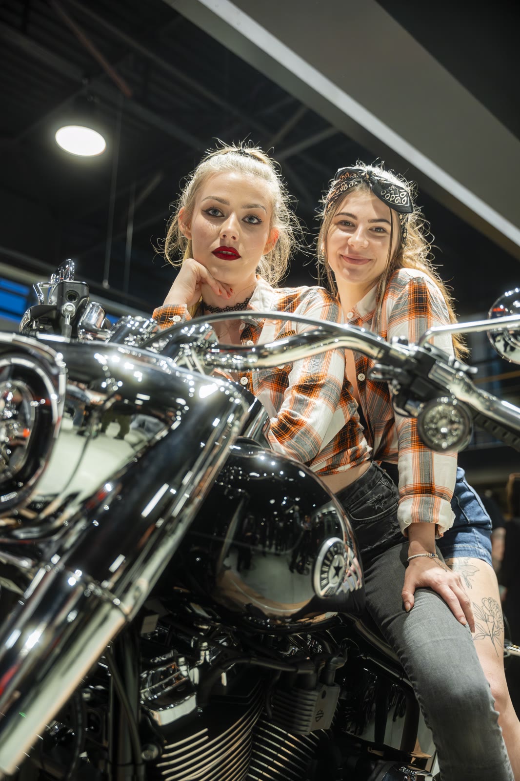 Dve modelky na motocykli Harley-Davidson, otvorenie predajne Harley-Davidson Bratislava 24. 4. 2026