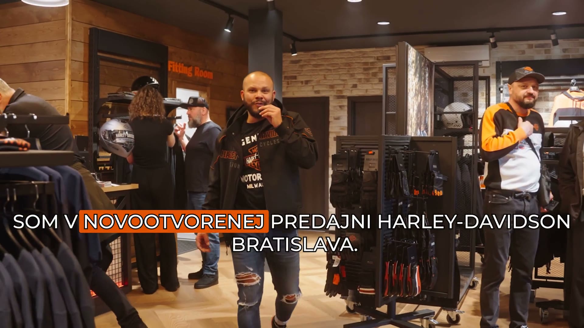 Moderátor v novootvorenej predajni Harley-Davidson Bratislava, záber z promo videa s titulkami